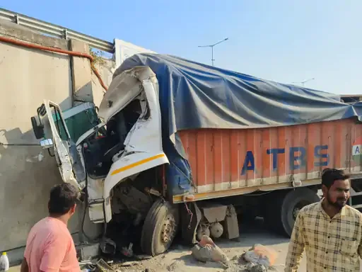 पुलिया से टकराया सीमेंट से भरा ट्रक