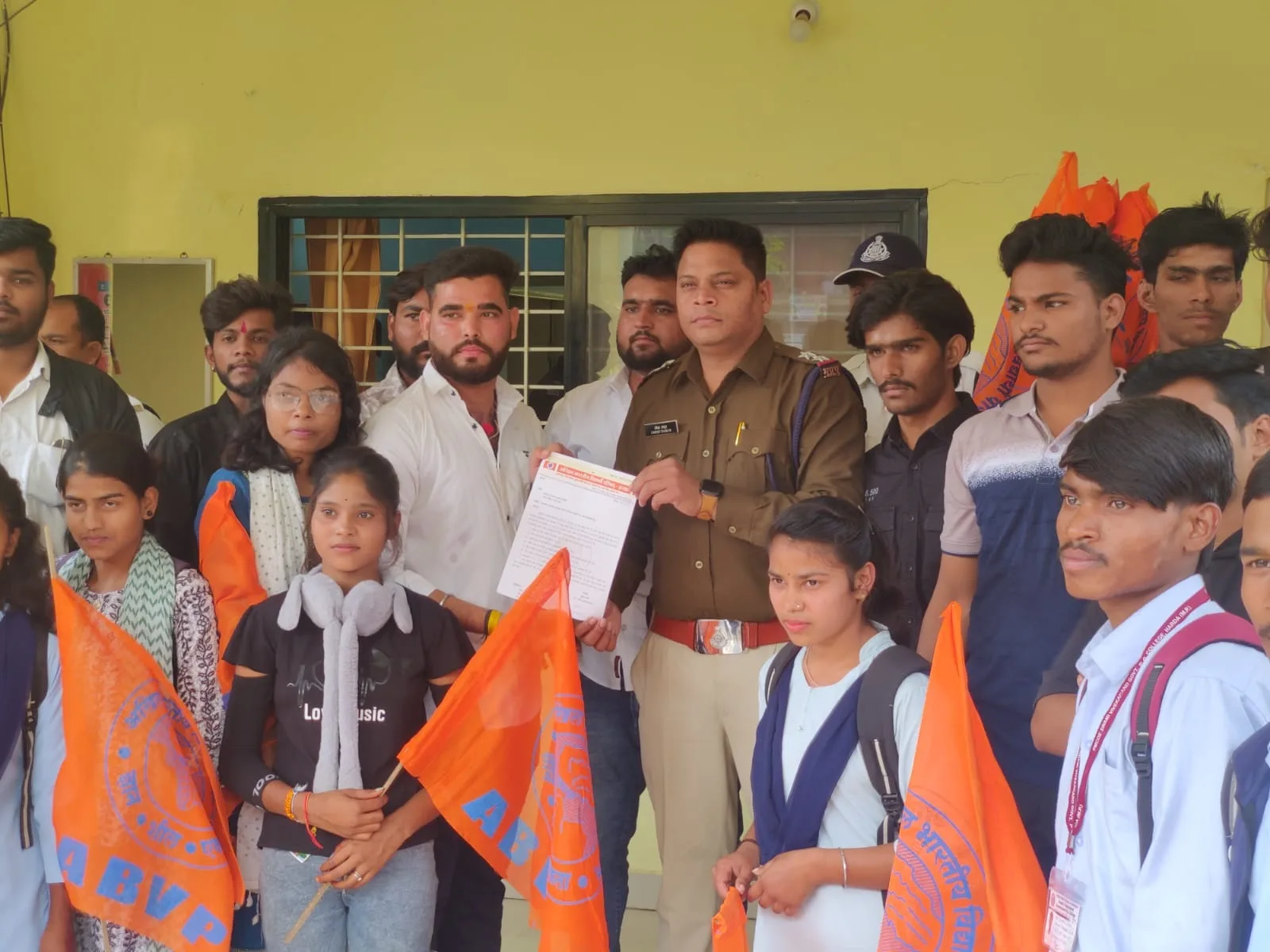 अभाविप ने यातायात थाने में प्रदर्शन कर जिला प्रशासन के विरोध में लगाए नारे