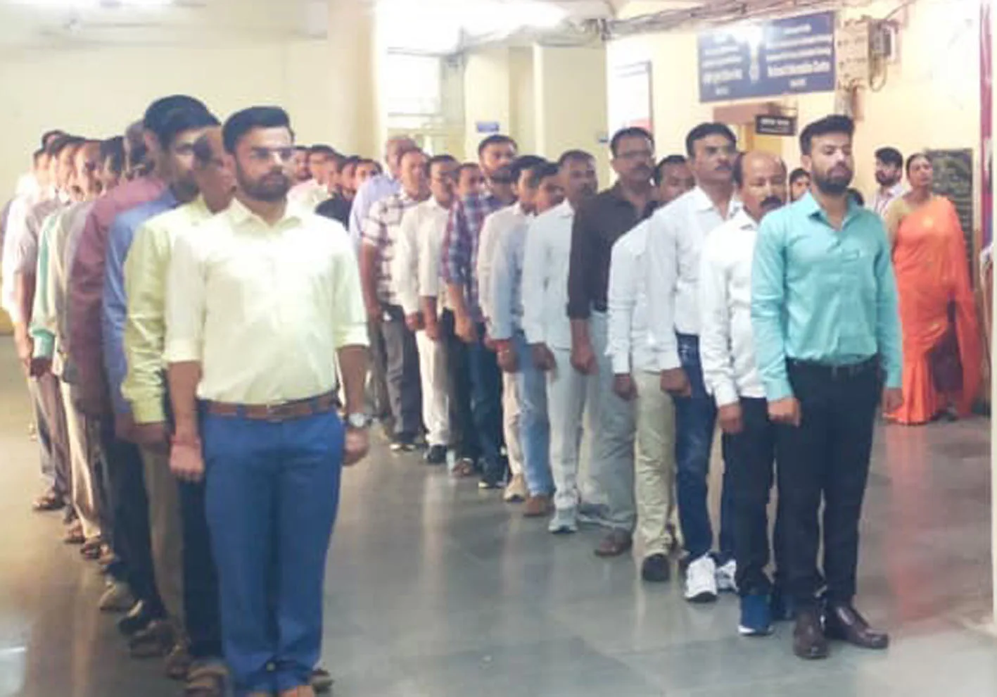 माह के पहले कार्य दिवस की शुरुआत ‘वंदेमातरम गायन से हुई