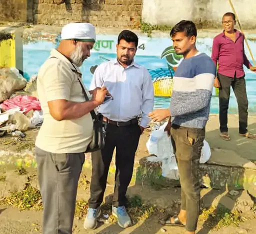 घाट पर कचरा फेंकना पड़ा महंगा, नपा ने वसूला जुर्माना