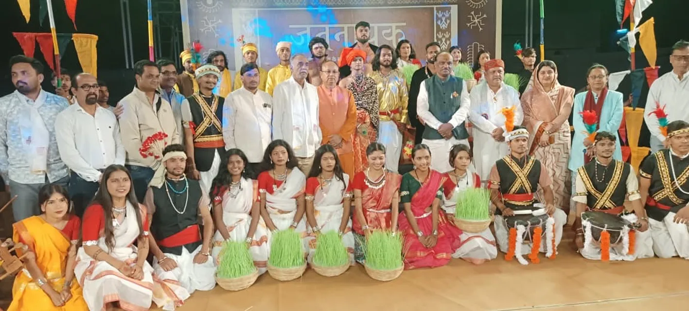 केन्द्रीय मंत्री दुर्गादास उइके जननायक गौण्ड इतिहास की नृत्य नाट्य प्रस्तुतियों में हुए शामिल