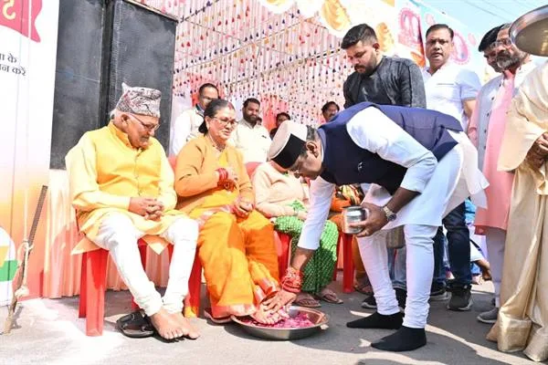 स्व. श्री कैलाश सारंग की पुण्यतिथि एवं स्व. श्रीमती प्रसून सारंग की जयंती पर मना मातृ-पितृ भक्ति दिवस