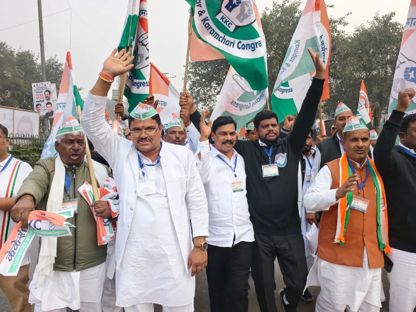 वोट चोर गद्दी छोड़ो महारैली में शामिल हुए हरदा के कांग्रेस कार्यकर्ता