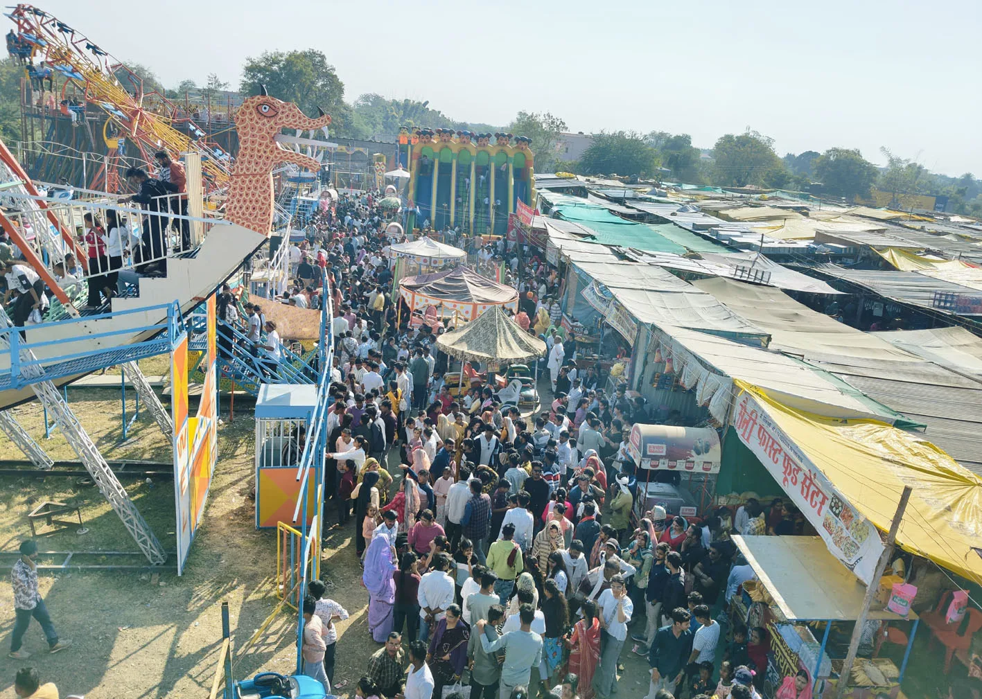 कान्हा बाबा मेले में रविवार को उमड़ा जनसैलाब, जमकर हुई खरीदारी फोटो 04 अनोखा तीर, सोडलपुर। ग्राम में चल रहे श्री गुरु कान्हा बाबा मेले में दिन-प्रतिदिन भीड़ बढ़ती जा रही है। रविवार को मेला अपने पूरे शबाब पर रहा। दोपहर 1 बजे से शाम 7 बजे तक मेले में भारी भीड़ देखने को मिली। क्षेत्र की जनता खरीदारी करने और मेले में लगे झूलों का आनंद लेने बड़ी संख्या में पहुंची। कान्हा बाबा समाधि स्थल पर भी दर्शन के लिए भक्तों की लंबी कतारें लगी रहीं, जहां श्रद्धालुओं ने प्रसाद चढ़ाकर माथा टेका। मेले में खेल-खिलौने, मनिहारी, स्टेशनरी, लोहे-बर्तन, कपड़े सहित खाने-पीने और मिठाइयों की दुकानें सजी हुई हैं। क्षेत्र की जनता ने जमकर खरीदारी की और राई झूला, नाव, मिकी माउस, मौत का कुआं जैसे झूलों का आनंद लिया, जिसे खासकर युवा और बच्चे उत्साह के साथ ले रहे हैं। 31 दिसंबर से स्कूलों की शीतकालीन छुट्टियां शुरू होने के चलते आगामी एक सप्ताह तक मेले में और अधिक भीड़ व अच्छी खरीदी रहने की संभावना है। सीसीटीवी से निगरानी, सुरक्षा के पुख्ता इंतजाम कान्हा बाबा मेले में सुरक्षा की दृष्टि से ग्राम पंचायत द्वारा लगभग 16 सीसीटीवी कैमरे हर गली और चौराहे पर लगाए गए हैं, जिनकी मॉनिटरिंग ग्राम पंचायत कार्यालय से की जा रही है। इन्हें ग्राम पंचायत कार्यालय से सहायक सचिव सुमित चौधरी द्वारा ऑपरेट किया जा रहा है। रविवार को अत्यधिक भीड़ के चलते कई बच्चे गुम हो गए थे, जिन्हें खोया-पाया केंद्र ग्राम पंचायत कार्यालय से अनाउंस कर उनके परिजनों से मिलवाया गया। मेले में स्वास्थ्य विभाग की टीम भी प्रतिदिन अपनी सेवाएं दे रही है। टिमरनी थाने के जवान भी भीड़ नियंत्रण और व्यवस्थाओं में लगे हुए हैं। ग्राम पंचायत के पंच आदित्य पटेल ने रविवार को अधिक भीड़ के दौरान कार्यालय से पूरे मेले की व्यवस्थाएं संभालीं और सीसीटीवी फुटेज के माध्यम से सुचारू व्यवस्था बनाए रखने के निर्देश देते रहे।