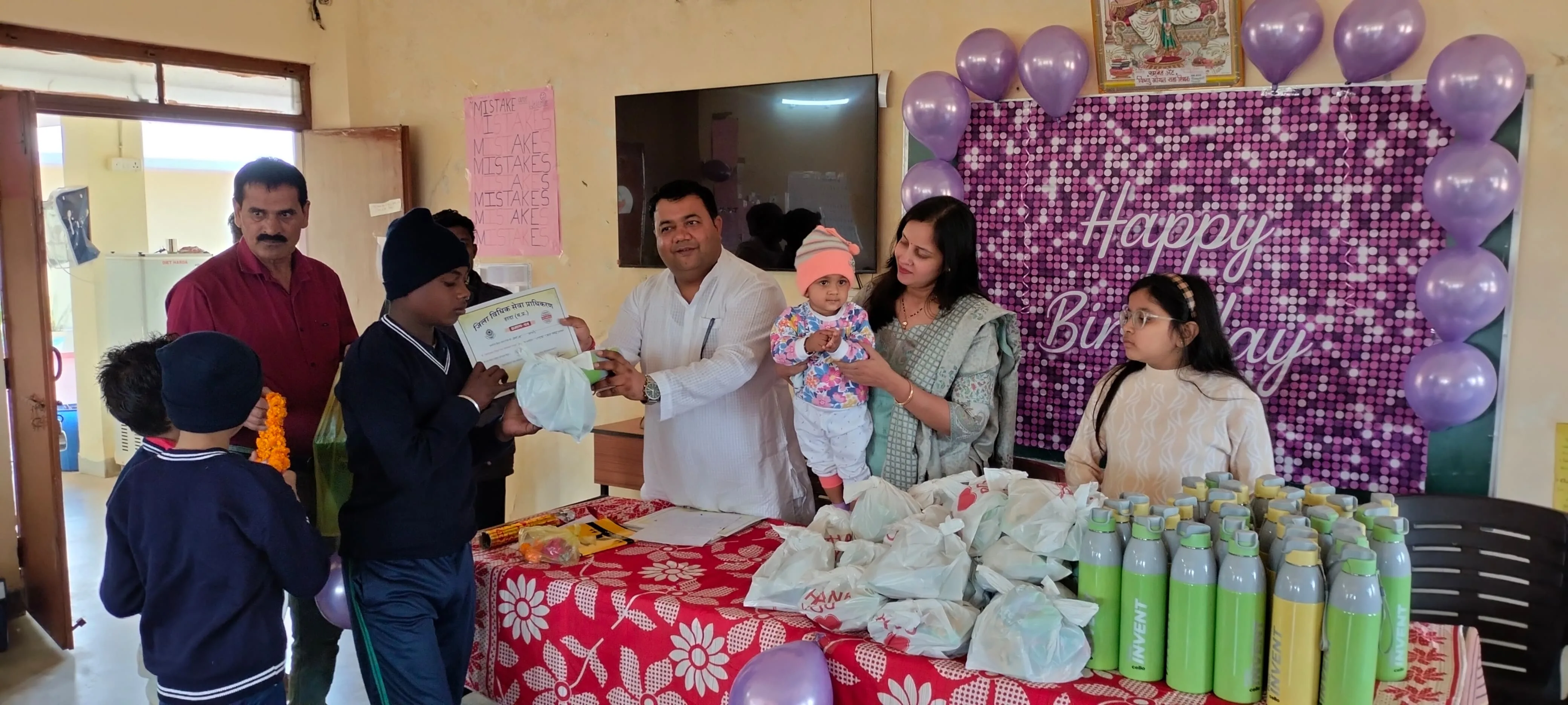 दिव्यांग बालकों के साथ केक काटकर मनाया  बालिका का जन्मोत्सव