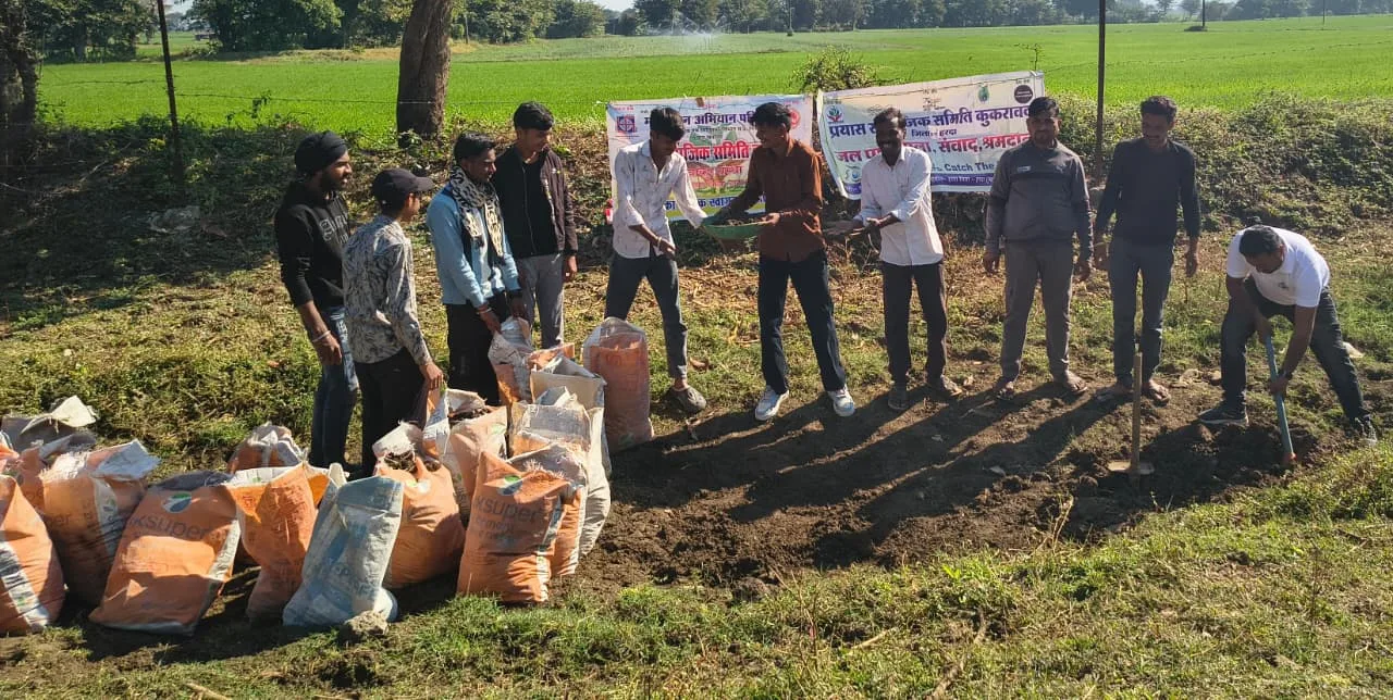 जल संचय अभियान के तहत श्रमदान कर बनाया बोरी बंधान  