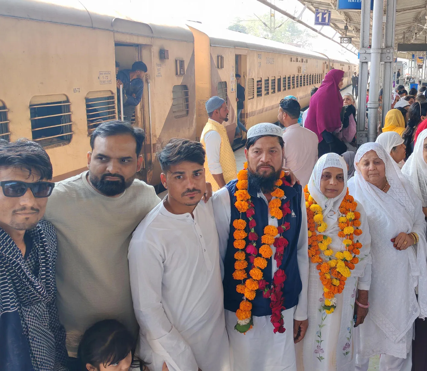 उमराह के लिए रवाना हुए जायरीन