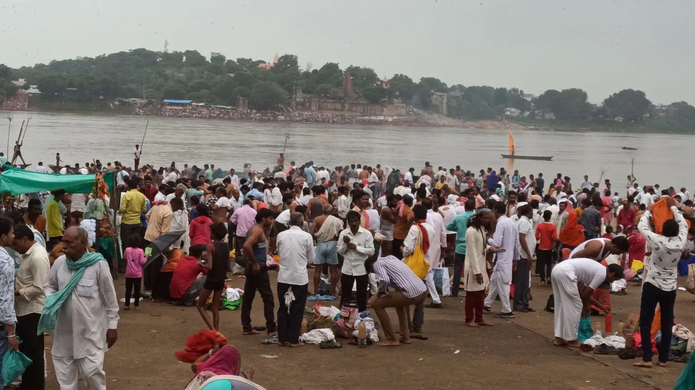  कड़ाके की ठंड, उमड़ा आस्था का सैलाब
