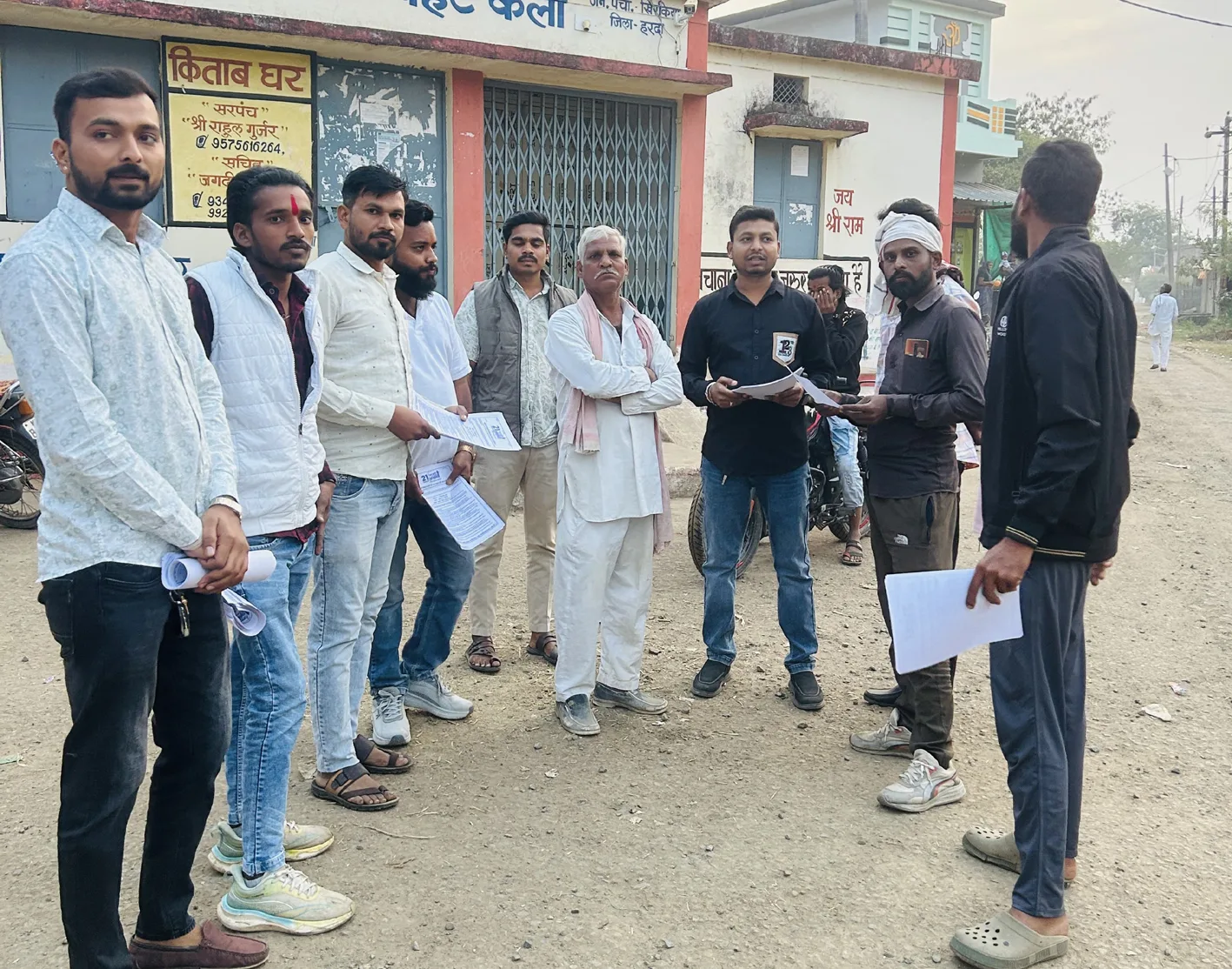 जनक्रांति न्याय आंदोलन को लेकर कर रहे जनसंपर्क