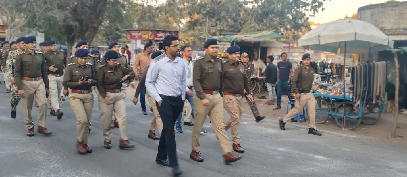 पुलिस ने निकाला फ्लैग मार्च