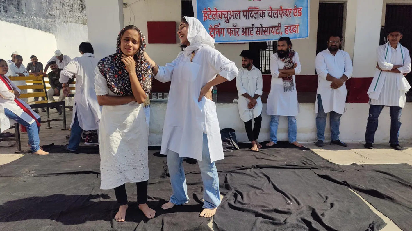 नाटक के माध्यम से जेल में बंद बंदियों को किया  जागरुक