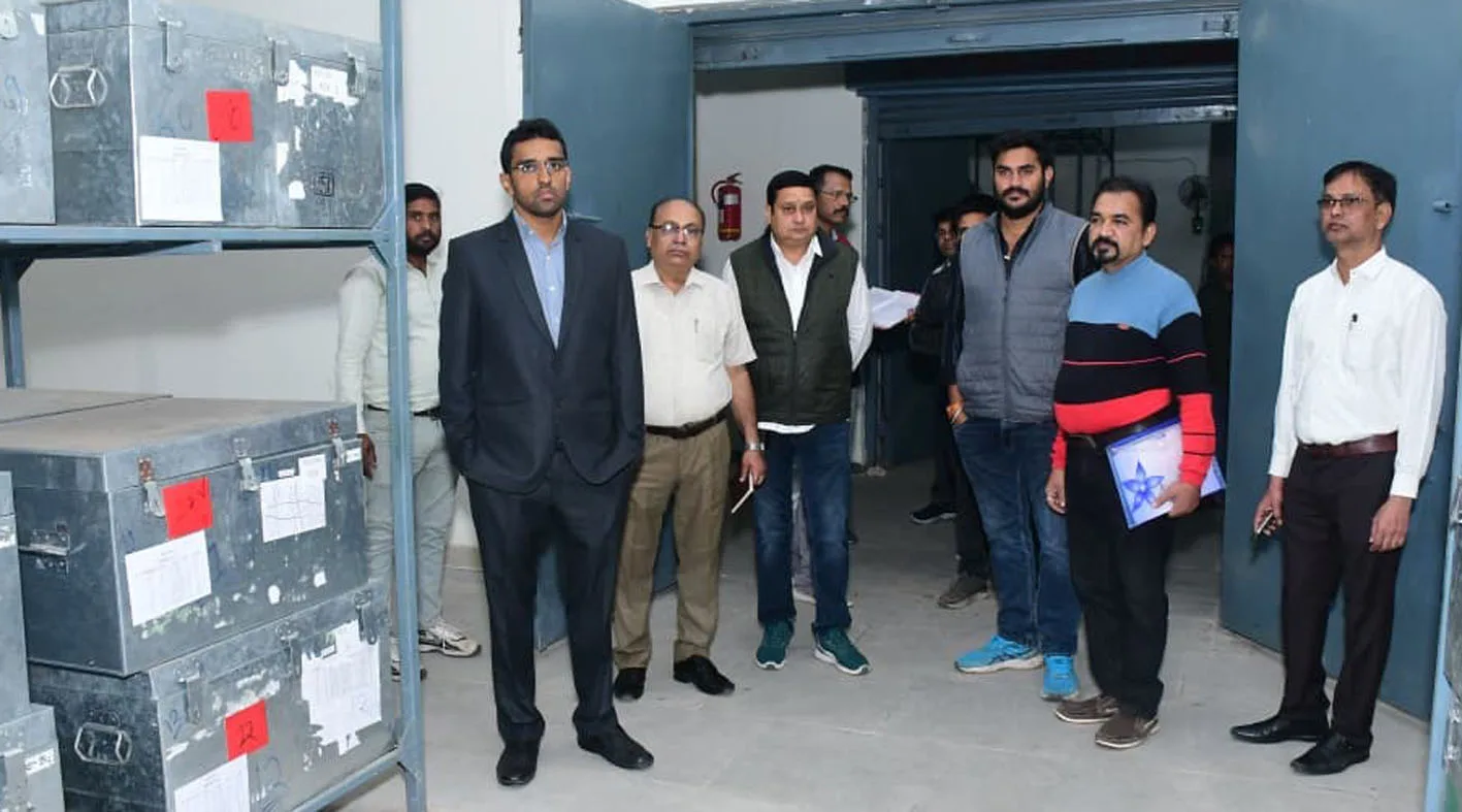 कलेक्टर ने ईवीएम वेयर हाउस का निरीक्षण किया