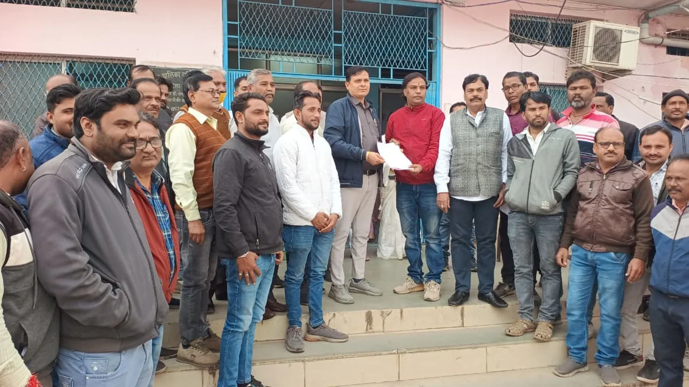 व्यवस्था के प्रति नाराजगी ….