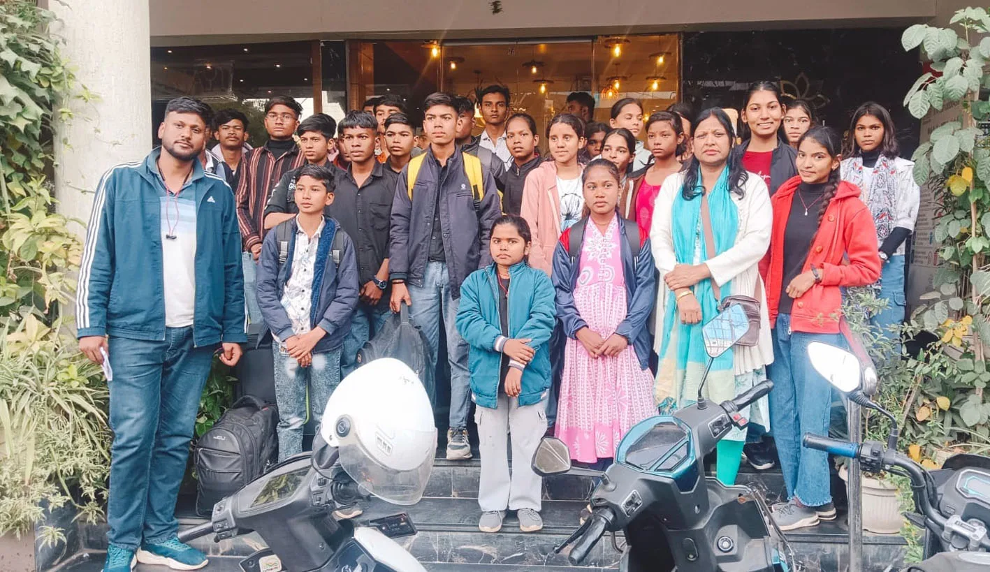 जिले के 30 मेधावी विद्यार्थियों का शैक्षणिक भ्रमण हेतु गुजरात प्रस्थान