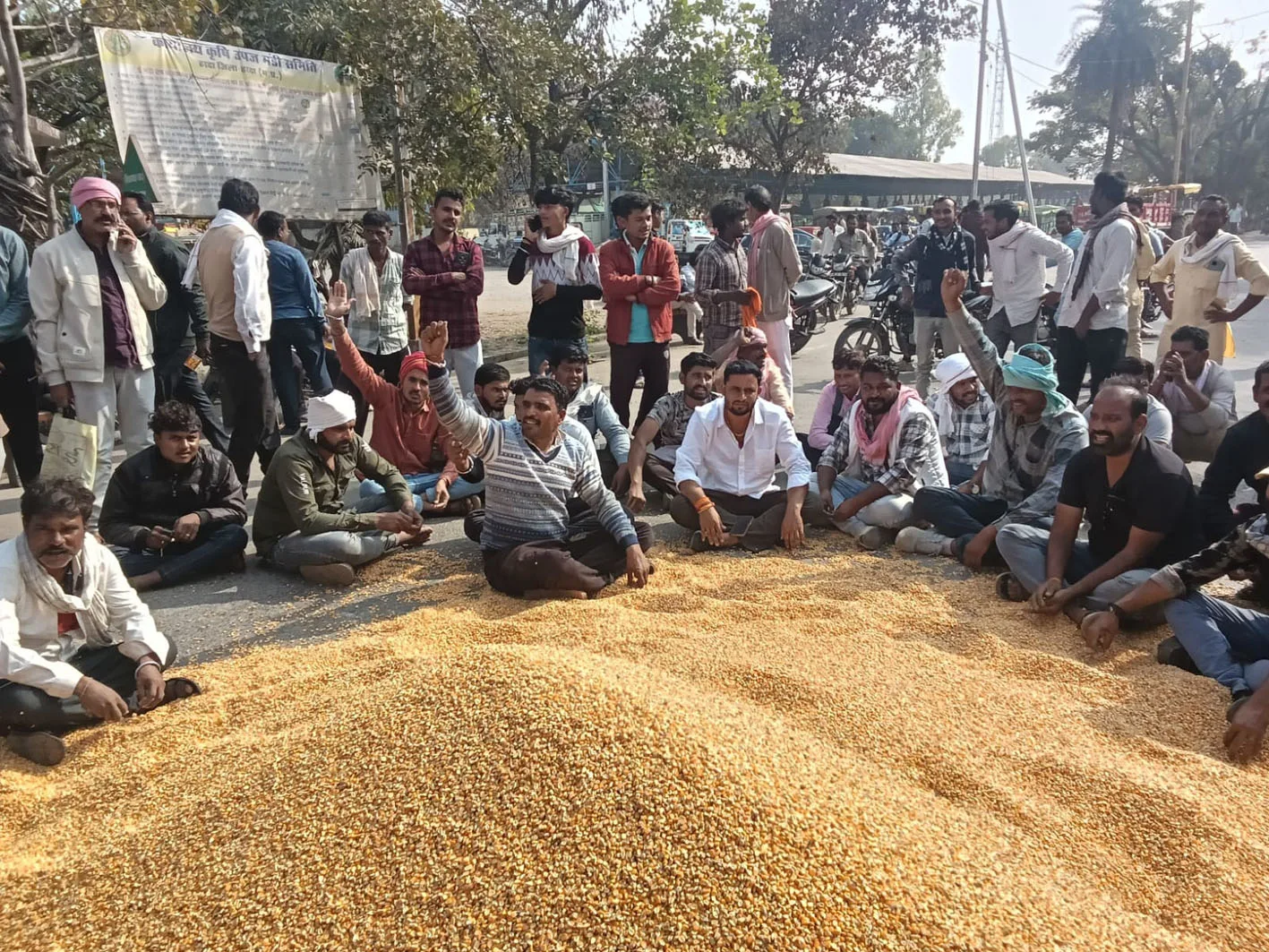मक्का के कम दाम से गुस्साएं किसान  