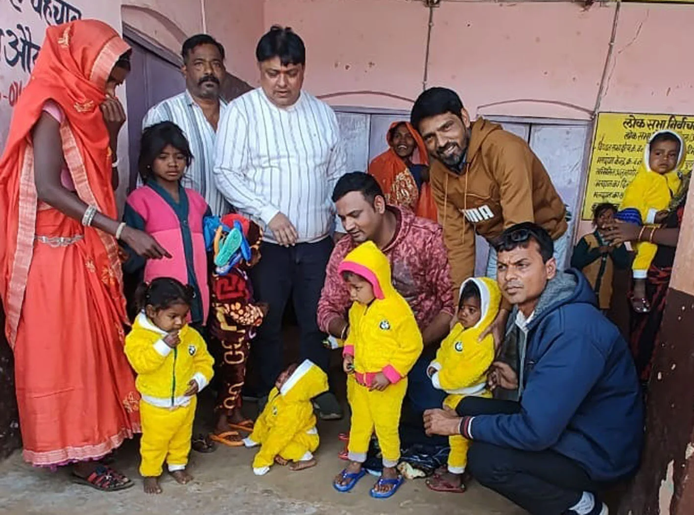 निरंतर 17 वर्ष से बच्चों और बुजुर्गों को शीत लहर से बचाव की चला रहे मुहिम