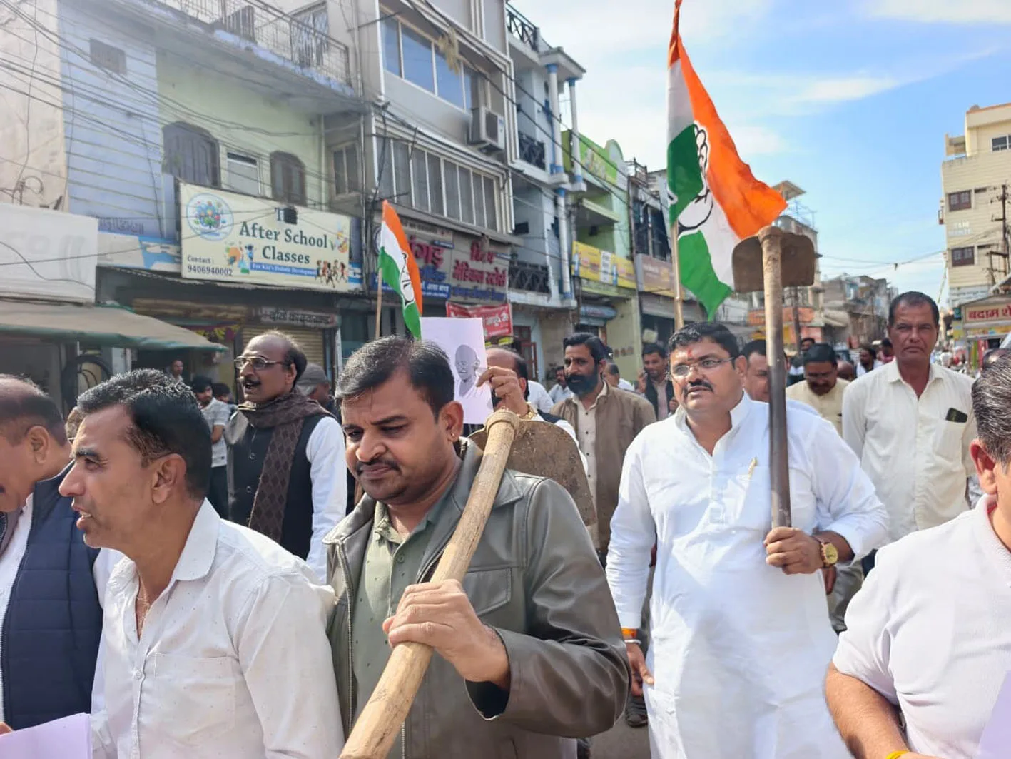 कांग्रेस ने मजदूरों के साथ निकाला पैदल मार्च
