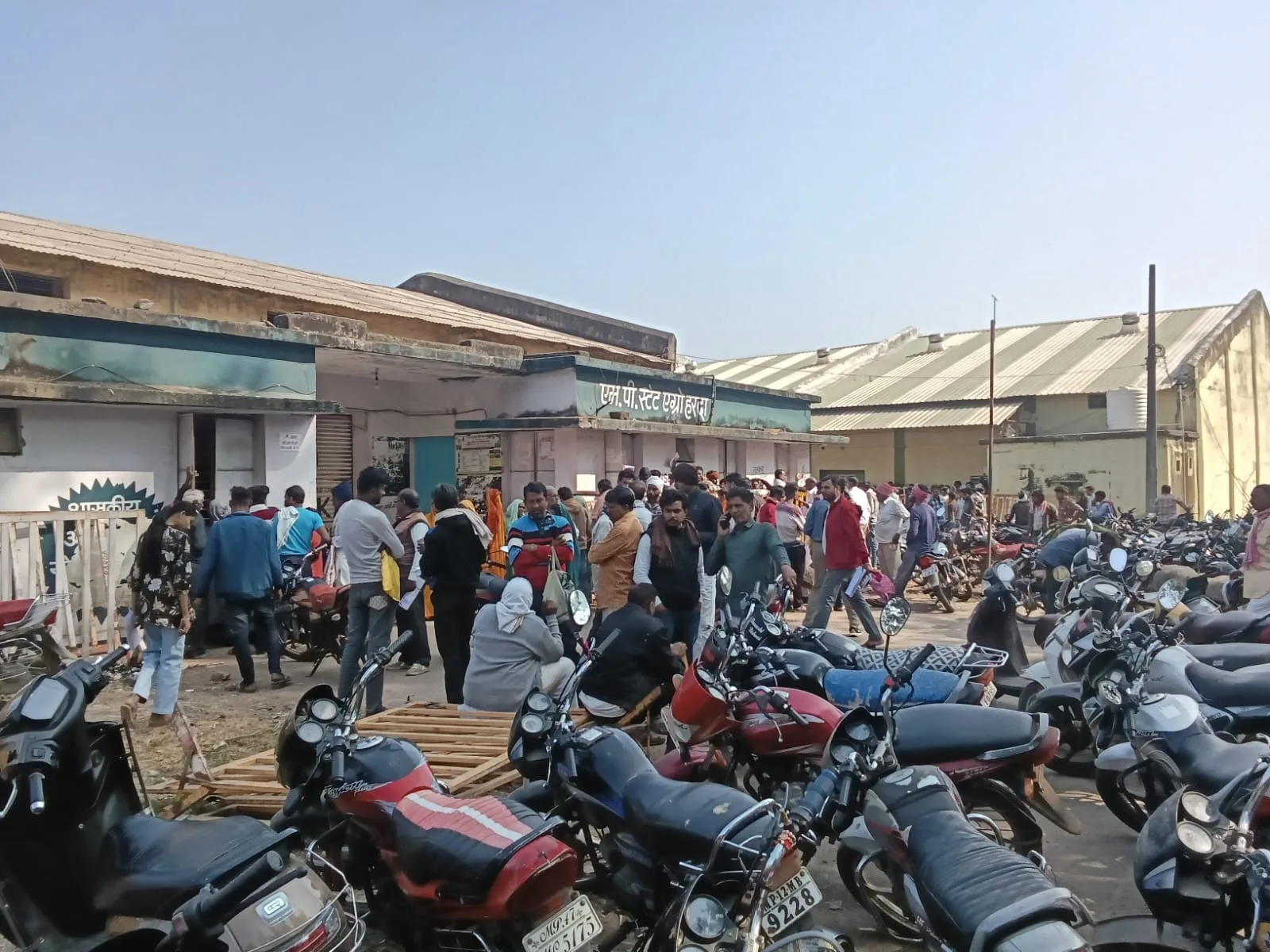 खाद के लिए मशक्कत