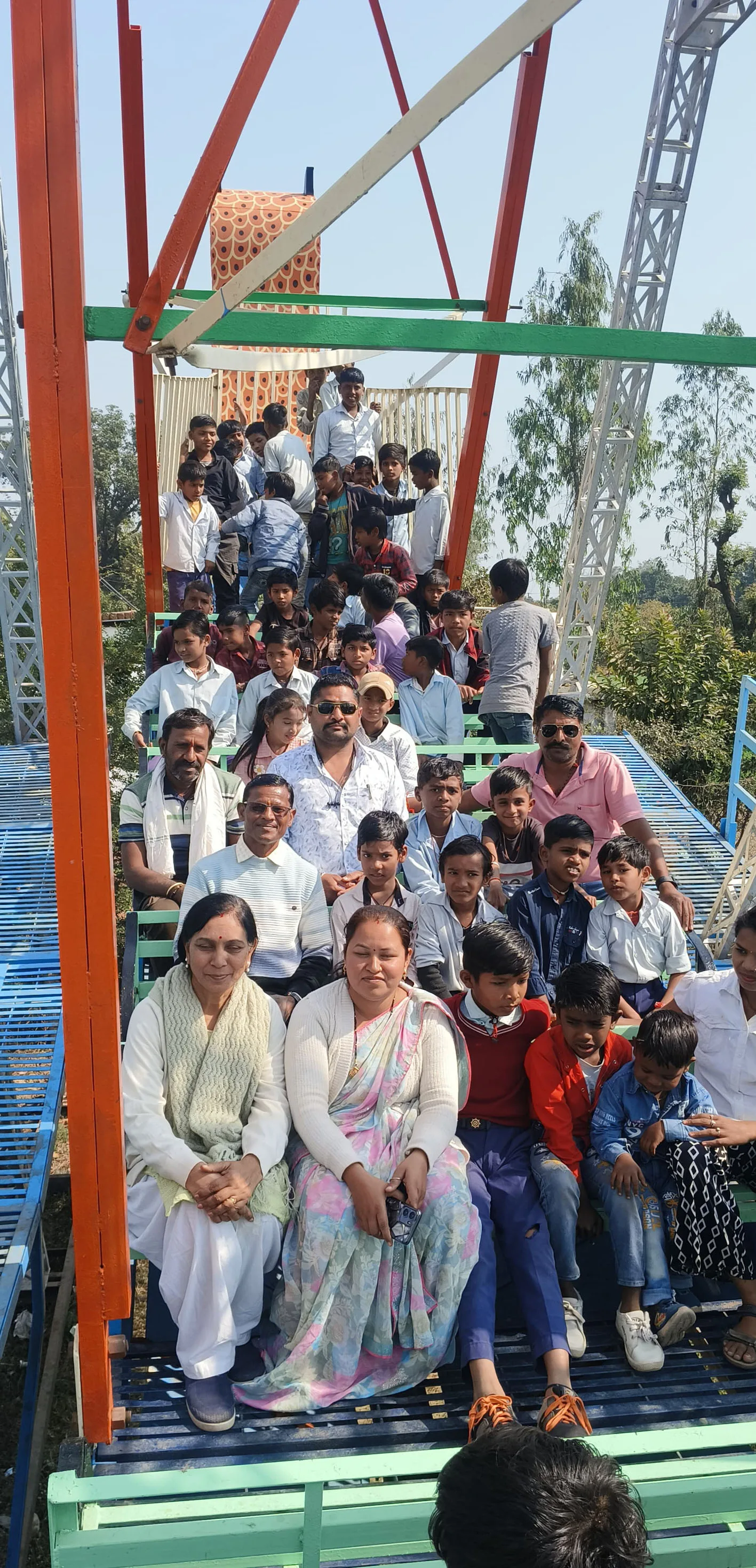 विद्यार्थियों को झूला मालिक ने नि:शुल्क झूला झुलाया