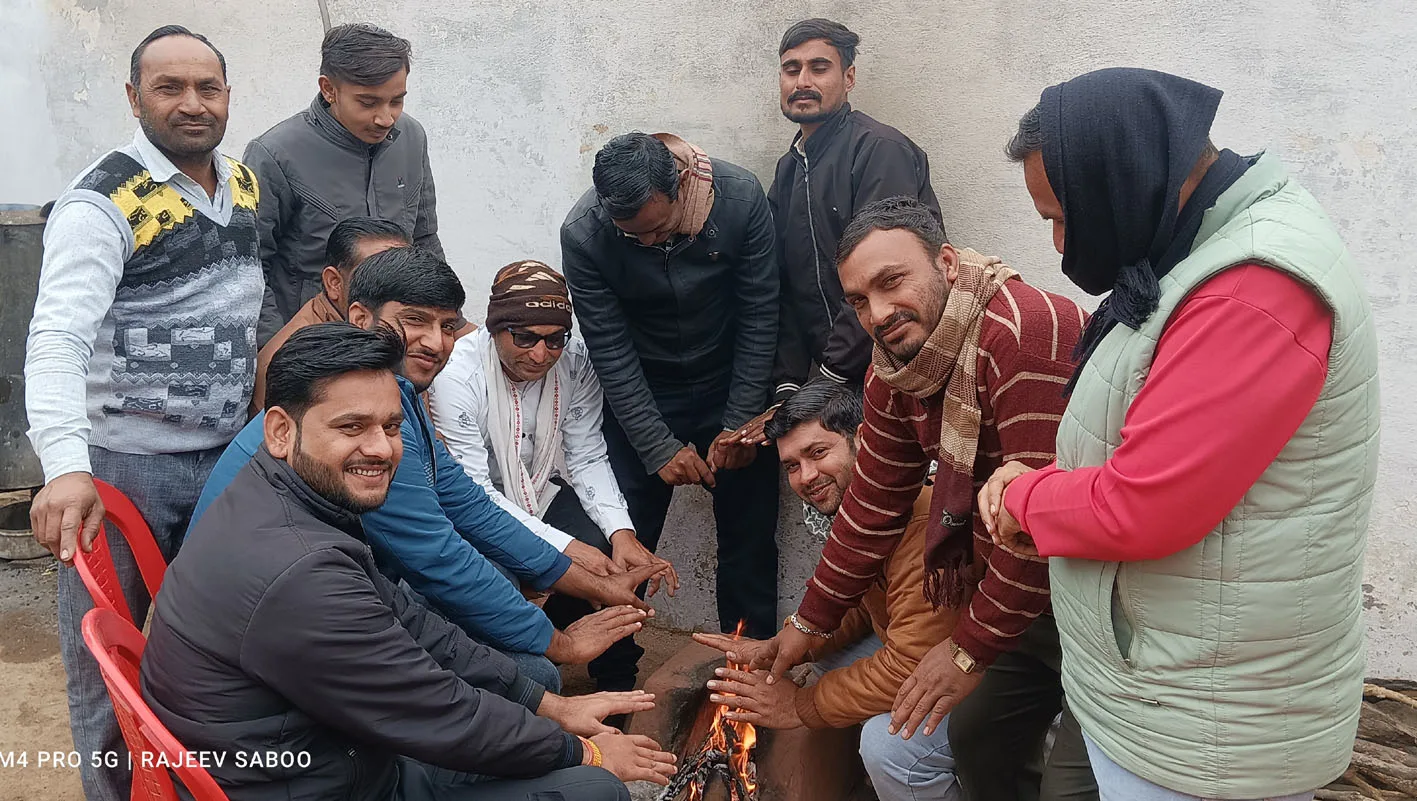 सर्द हवाओं के साथ छाया रहा कोहरा