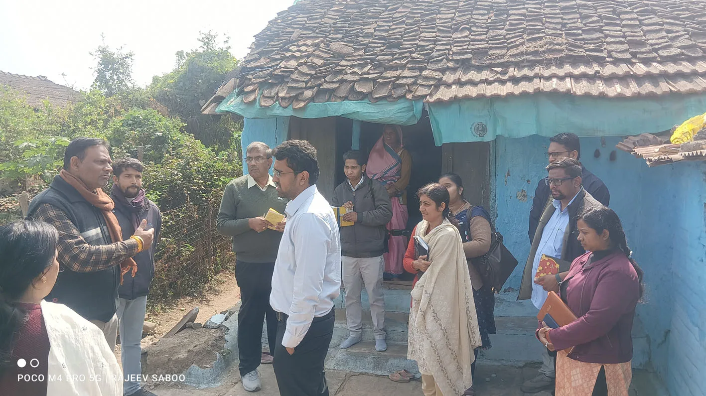 आंगनबाड़ी केंद्र में अव्यवस्था देख भड़के जिला कलेक्टर