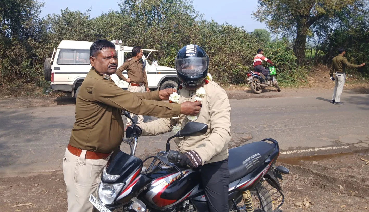 सड़क सुरक्षा जागरूकता अभियान, छिदगांव मेल में की वाहन चेकिंग