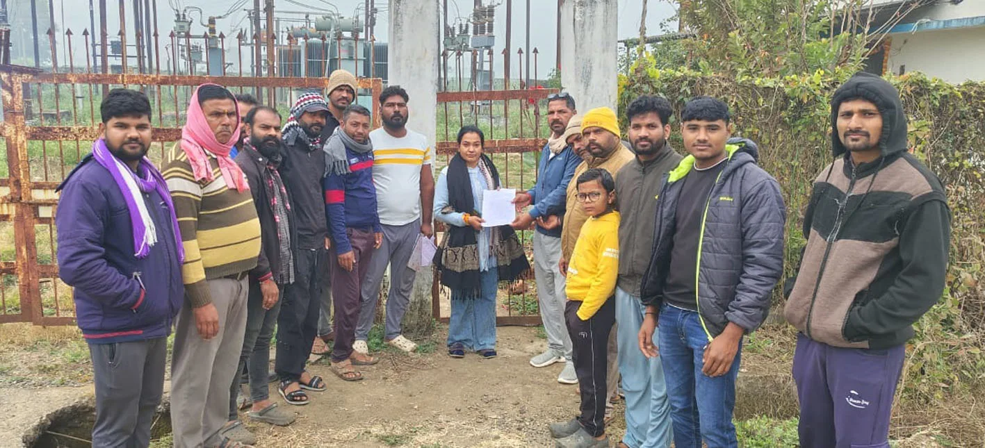 झड़पा-सिरकंबा फीडर के उपभोक्ता किसानों का धरना