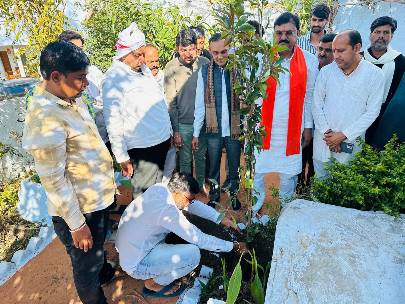 छ: मासी व तेरहवीं पर पौधारोपण और रक्तदान कर दी श्रद्धांजलि