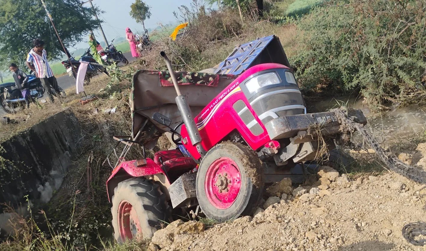 रेत से भरी ट्रैक्टर-ट्रॉली पलटी, बड़ा हादसा टला