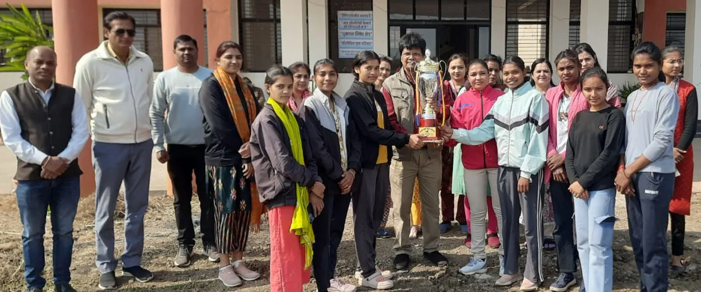 आदर्श महाविद्यालय की पिट्टू टीम ने प्रथम स्थान प्राप्त किया