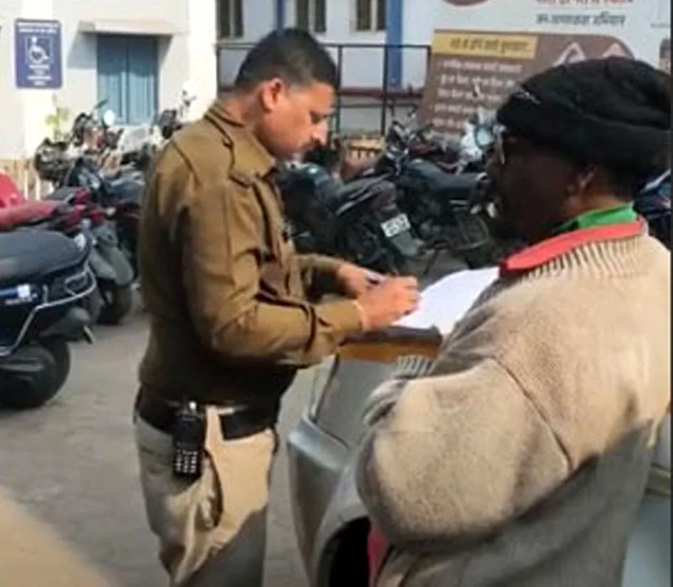 रेलवे कर्मचारी ने लगाई फांसी
