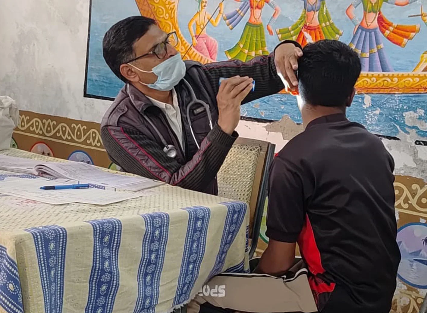 छात्रावासी विद्यार्थियों का किया स्वास्थ्य परीक्षण