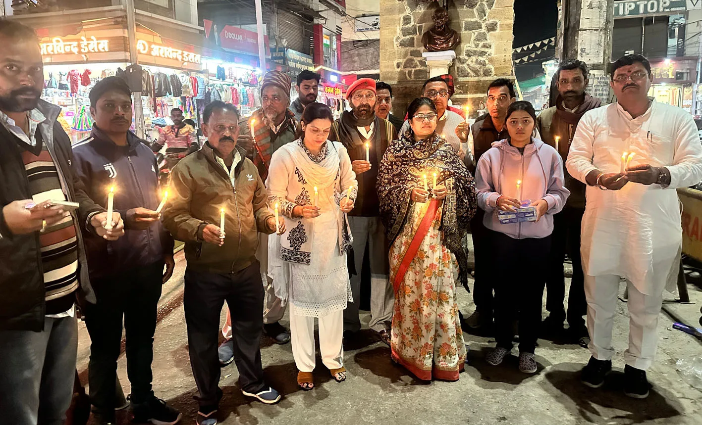 कैंडल जलाकर दी श्रद्धांजलि