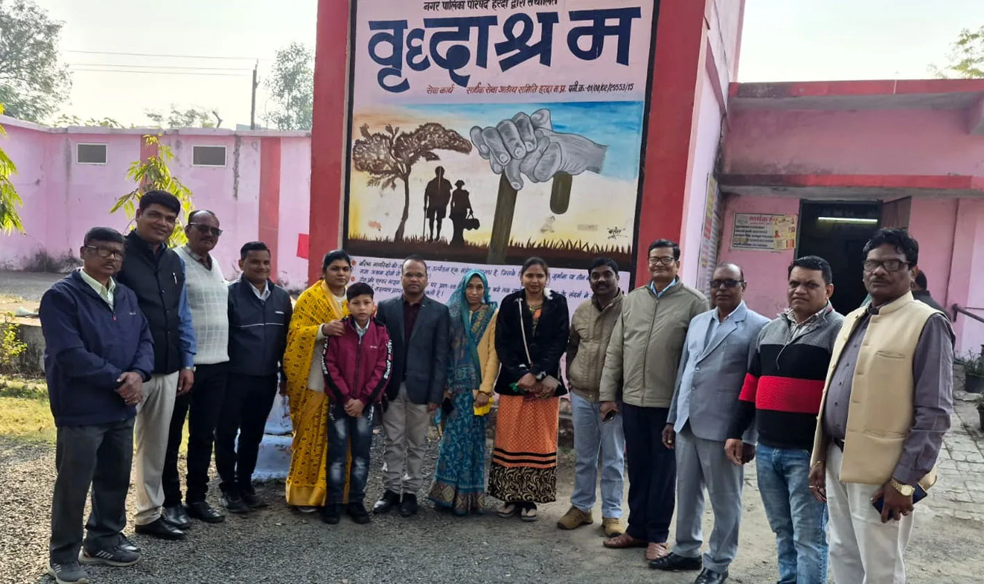 आजक्स ने वृद्धाश्रम में मफलर व स्कार्फ का किया वितरण  