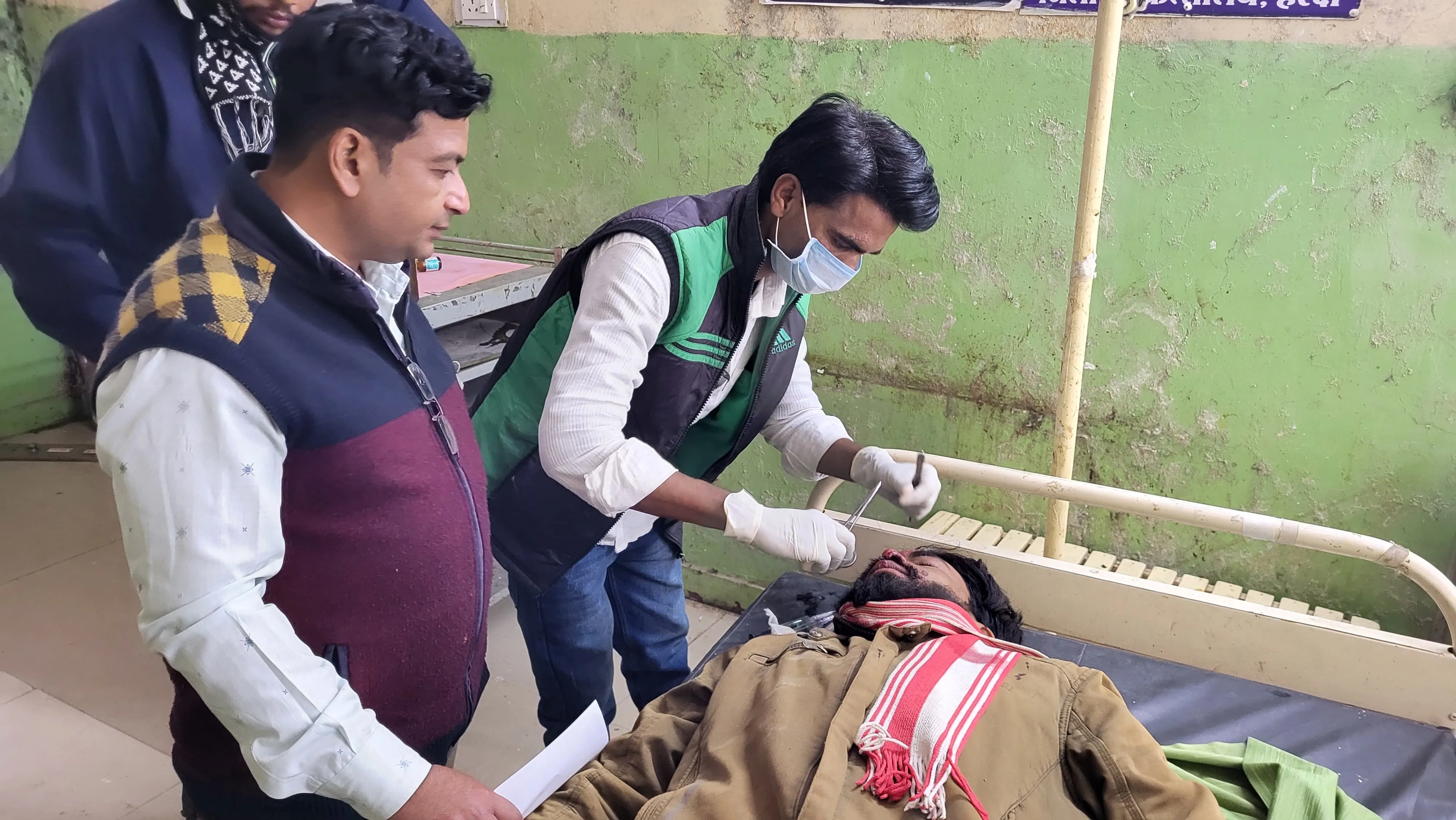 हाइवे पर बाइक डिवाइडर से टकराई, चाचा-भतीजी घायल