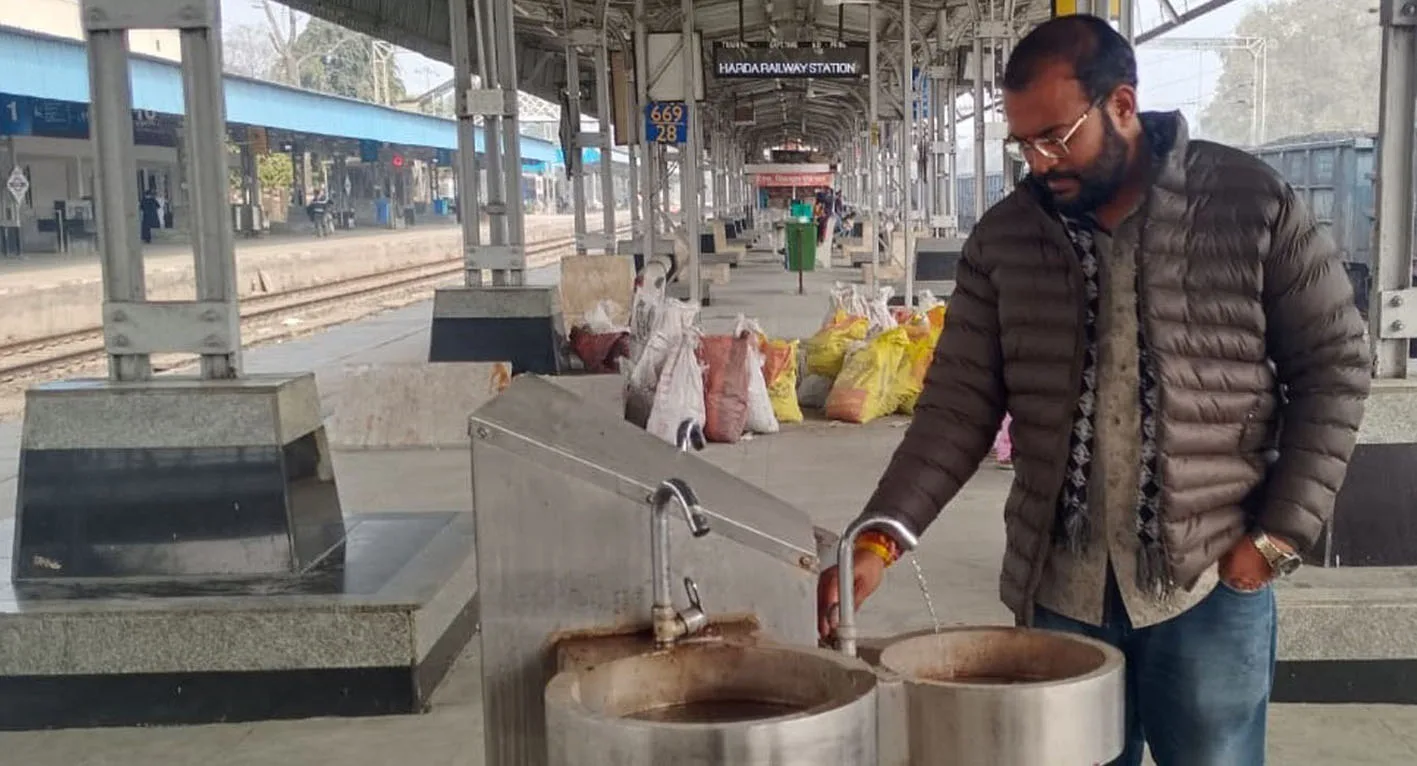 रेलवे सलाहकार समिति सदस्य निलेश श्रीवास्तव ने किया हरदा रेलवे स्टेशन का औचक निरीक्षण