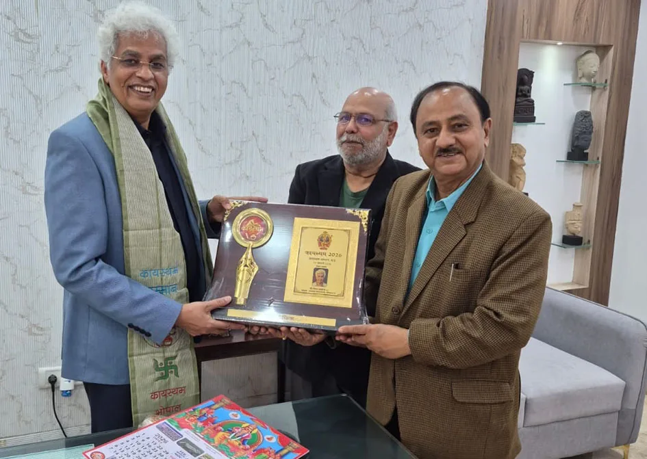 कायस्थम ने जनसंपर्क आयुक्त  दीपक सक्सेना को  कायस्थम 26 का  स्मृति चिन्ह भेंट किया