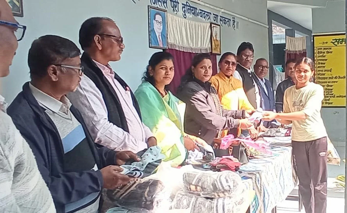 आजक्स सहयोग संस्था ने बांटे गर्म कपड़े