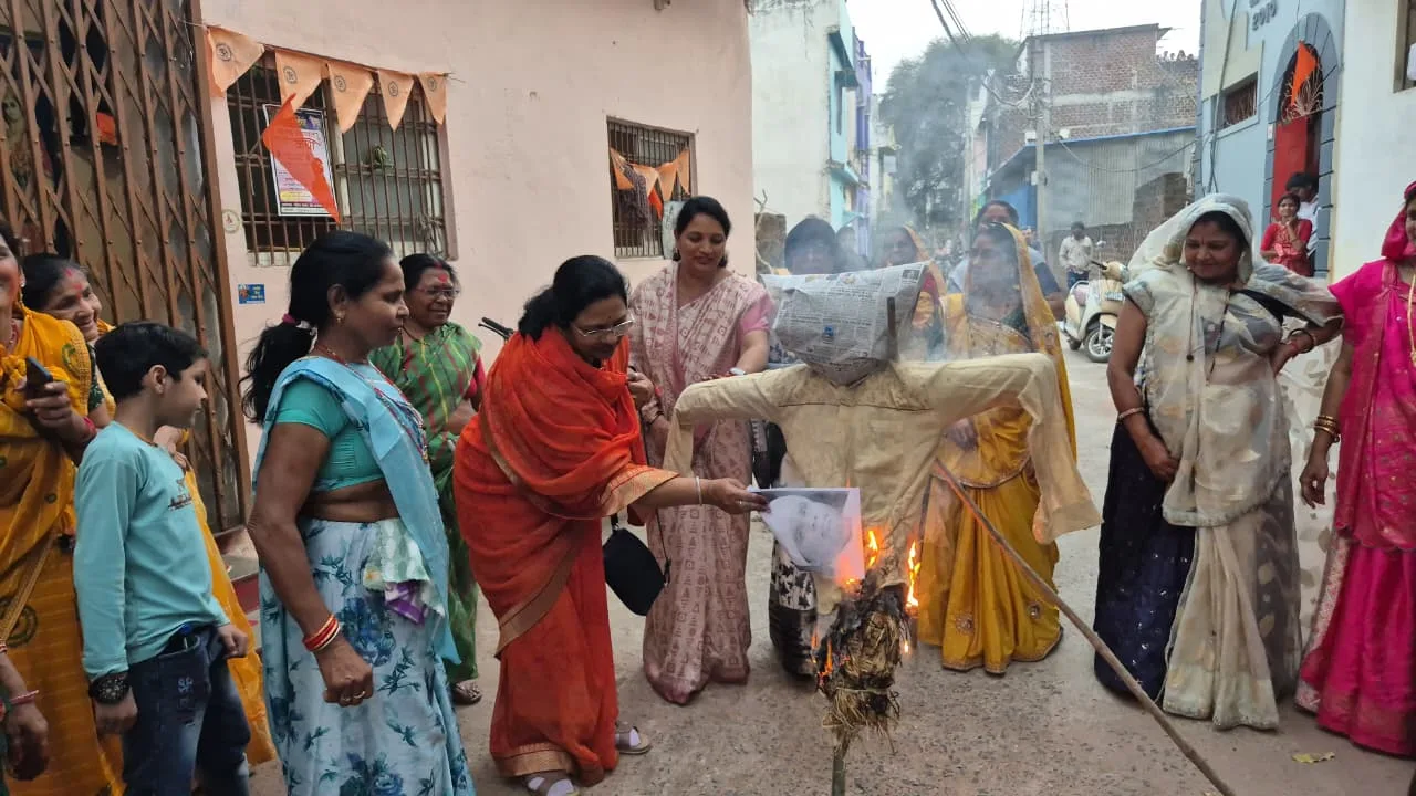कांग्रेस विधायक के विवादित बयान के विरोध में भाजपा महिला मोर्चा ने किया पुतला दहन