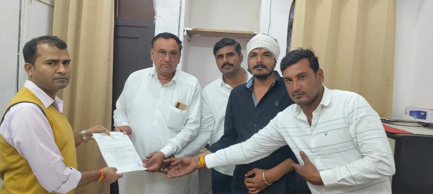 विद्यालय के सामने से भारी वाहनों की आवाजाही रोकने की मांग