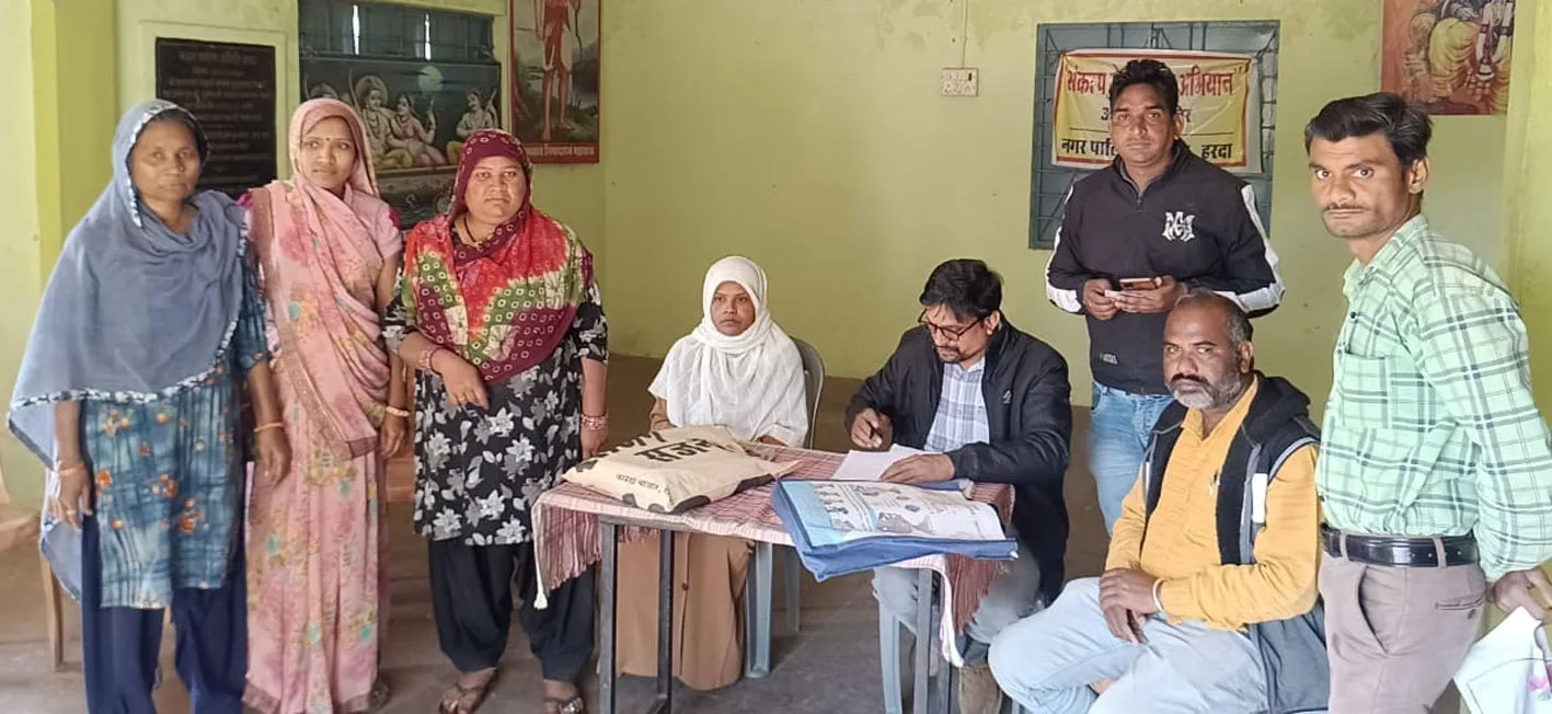 ‘संकल्प से समाधानÓ अभियान के तहत शिविर लगाकर ले रहे आवेदन