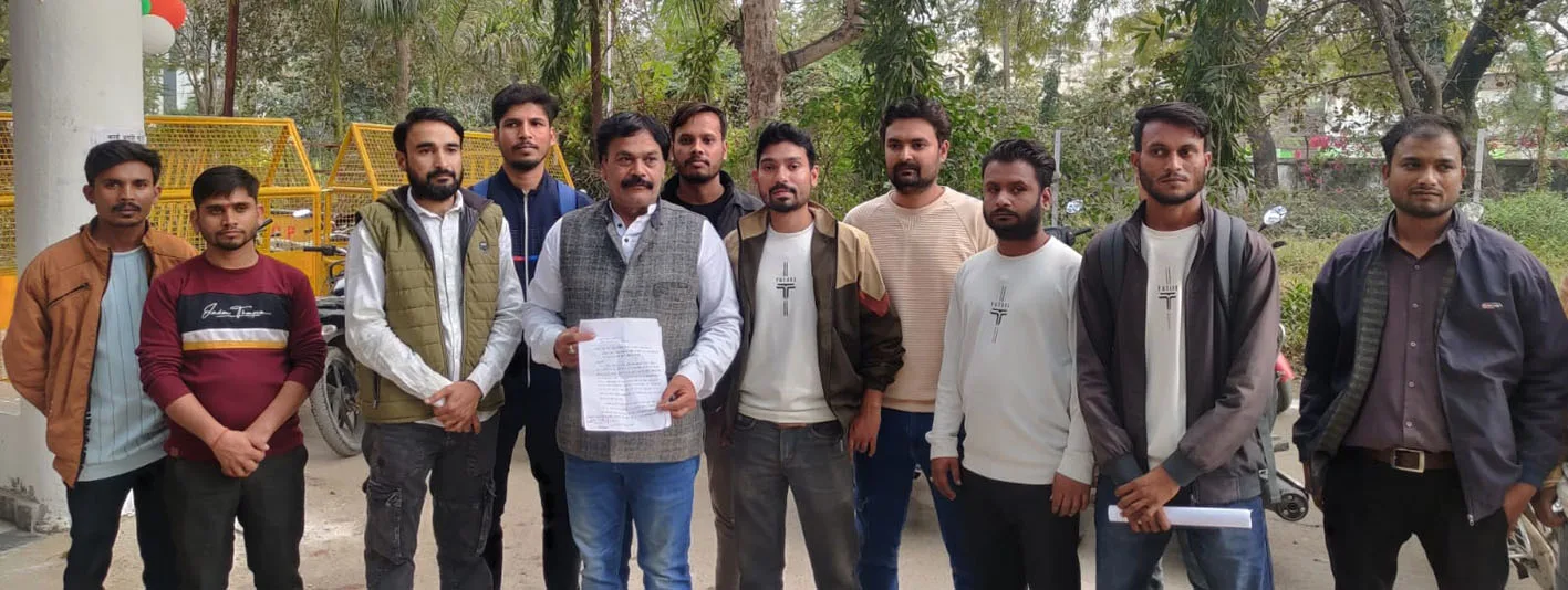 वी-टू स्टोर के कर्मचारियों ने लगाई गुहार