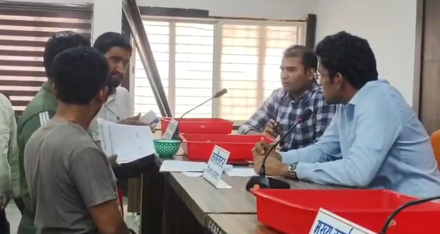 जनसुनवाई में कटोरा लेकर पहुंचा युवक, भुगतान नहीं मिलने पर लगाई गुहार