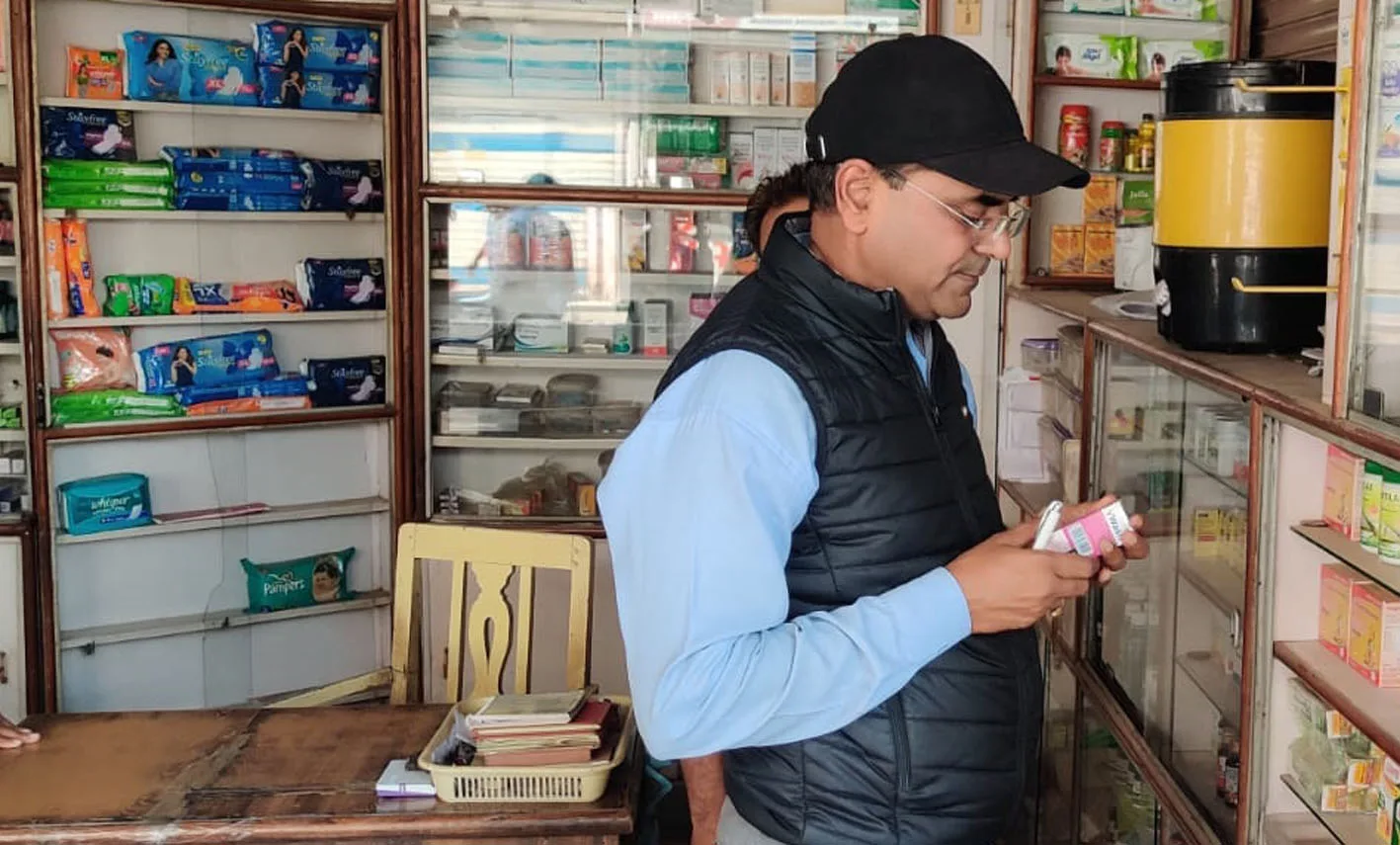 ड्रग इंस्पेक्टर ने शहर के मेडिकल स्टोर्स का किया निरिक्षण
