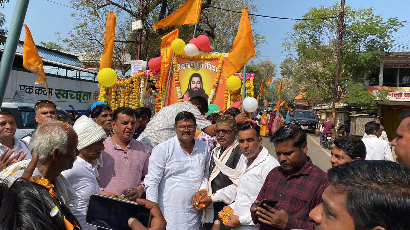 संत रविदास की शोभायात्रा का कांग्रेसजनों ने किया स्वागत