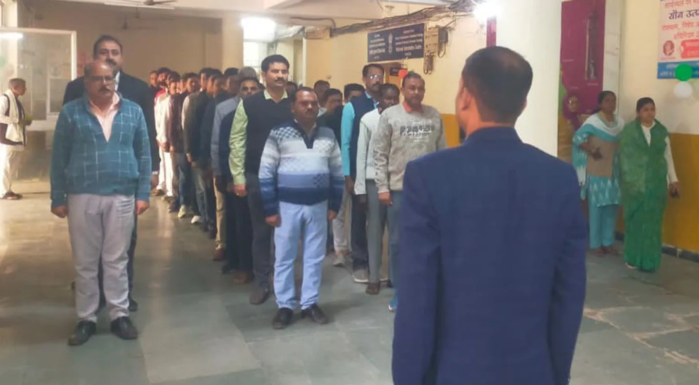 माह के पहले कार्य दिवस की शुरुआत ‘वंदेमातरम गायन से हुई