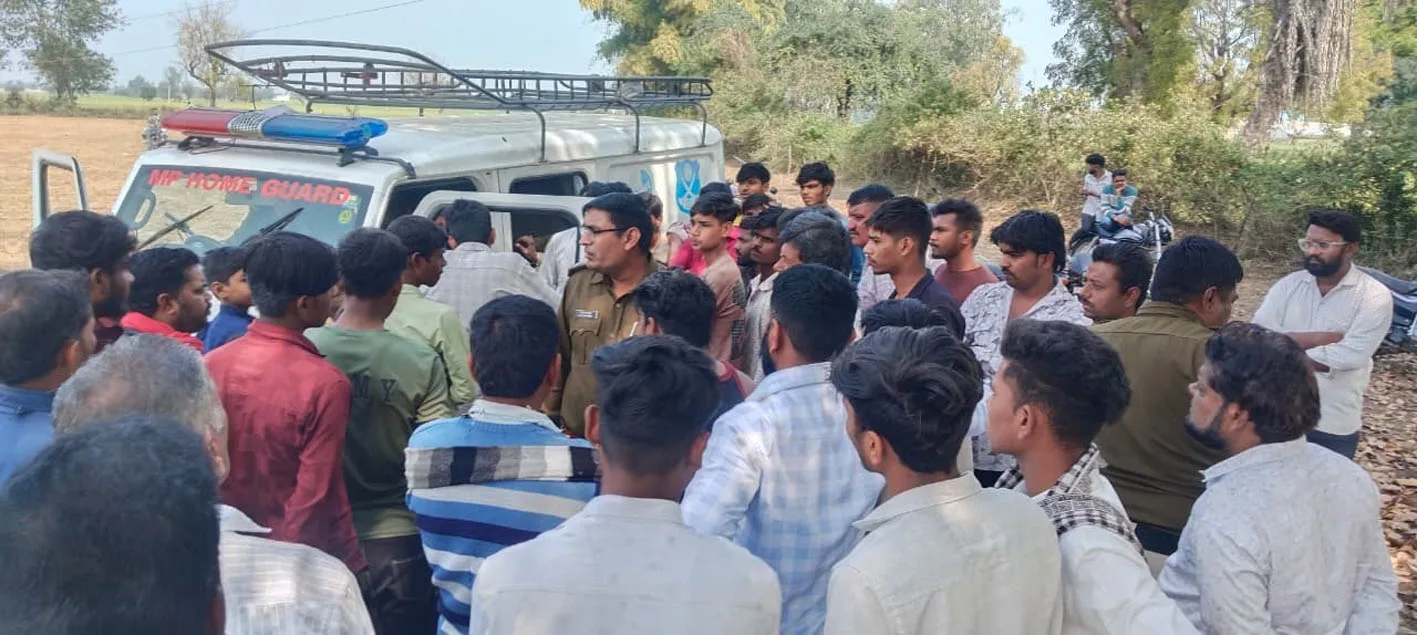 6 घंटे के रेस्क्यू के बाद कुएं से निकला सागौन का ठूट