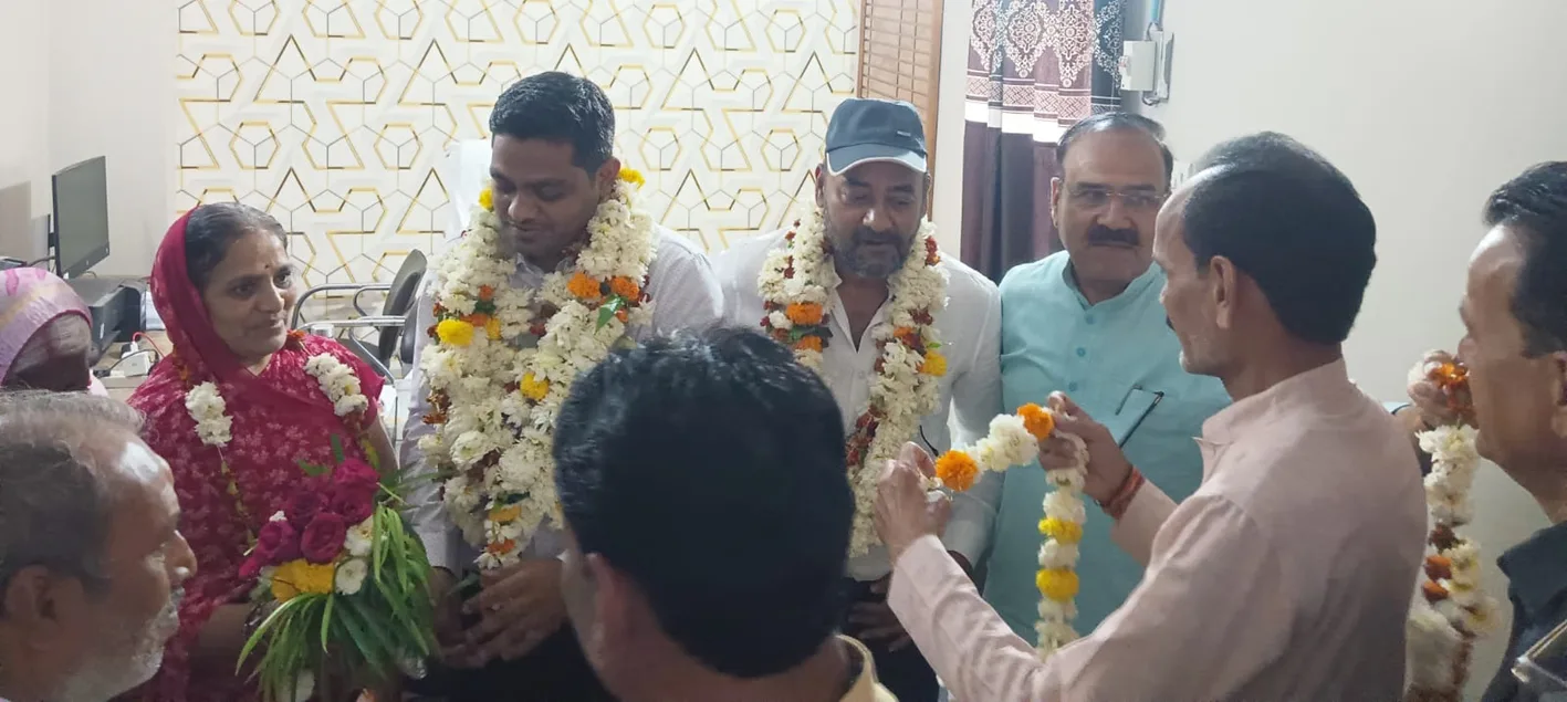 नवागत मुख्य नपा अधिकारी का पुष्प गुच्छ देकर किया स्वागत  