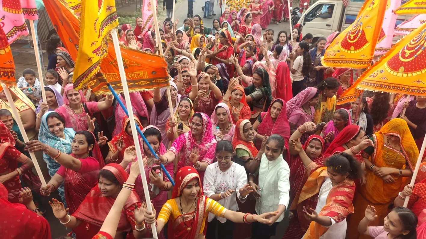 खाटू श्याम की 18 किमी भव्य पैदल निशान यात्रा, जगह-जगह पुष्प व इत्र वर्षा