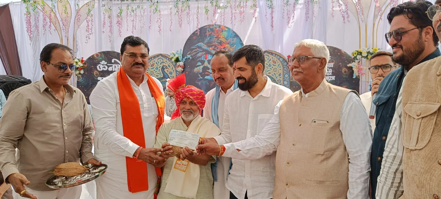 नाती के विवाह पर वैदिक विद्या समिति को दी 1 लाख 111 रुपए की राशि
